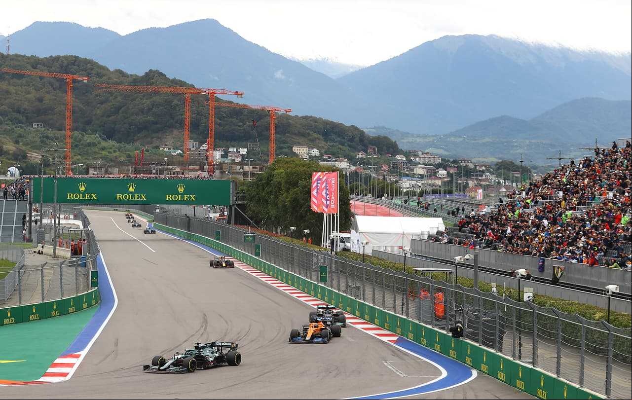 Lewis Hamilton se lleva el Gran Premio de Rusia tras una carrera muy caótica que tuvo muchos altibajos y así el piloto británico suma su victoria número 100. Max Verstappen de Red Bull quedó segundo y Carlos Sainz llegó en la tercera posición. El mexicano Sergio Pérez tras ocupar la primera posición de la carrera, cayó hasta el noveno lugar en la Formula 1.
