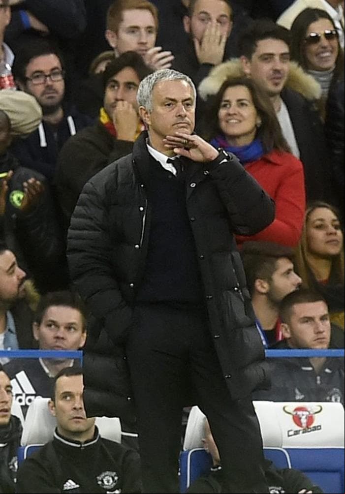 Mourinho intentó hacer cambios, pero su semblante hacía cada vez más evidente que no encontraba cómo cambiar el rumbo del partido a favor de Manchester United.
