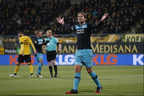 PSV cede dos puntos en su lucha por el título en la Eredivisie