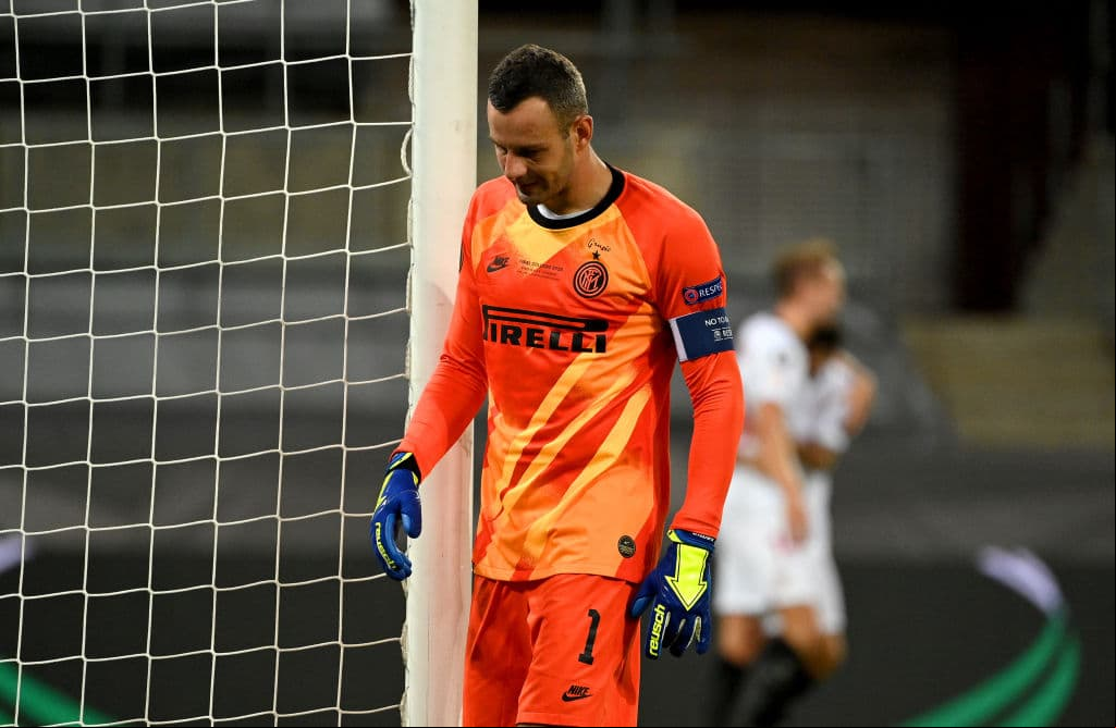 Luuk de Jong, marcando su doblete, remató con un elegante cabezazo para clarear a Handanovic.