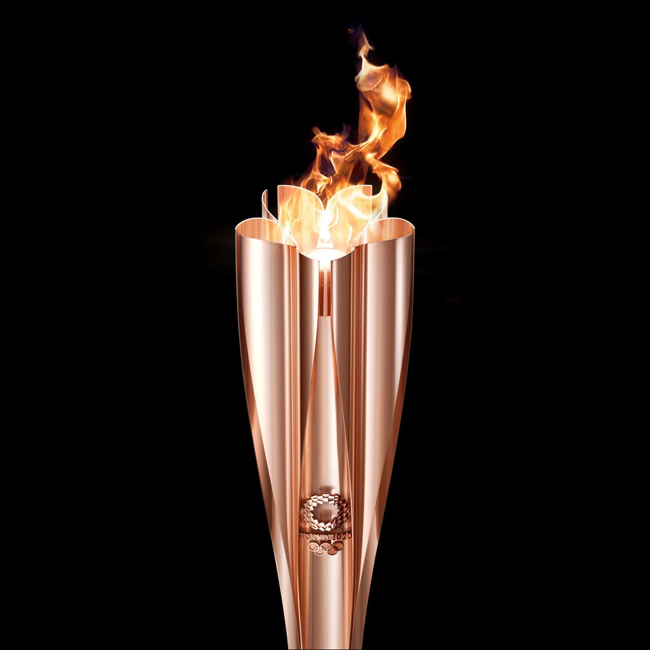 La antorcha de Tokio 2020 fue presentada en una ceremonia en Japón, un año antes de la llegada de la llama olímpica al país. Los relevos comenzaran el 26 de marzo para recorrer la nación durante 121 días hasta el 24 de julio de 2020.