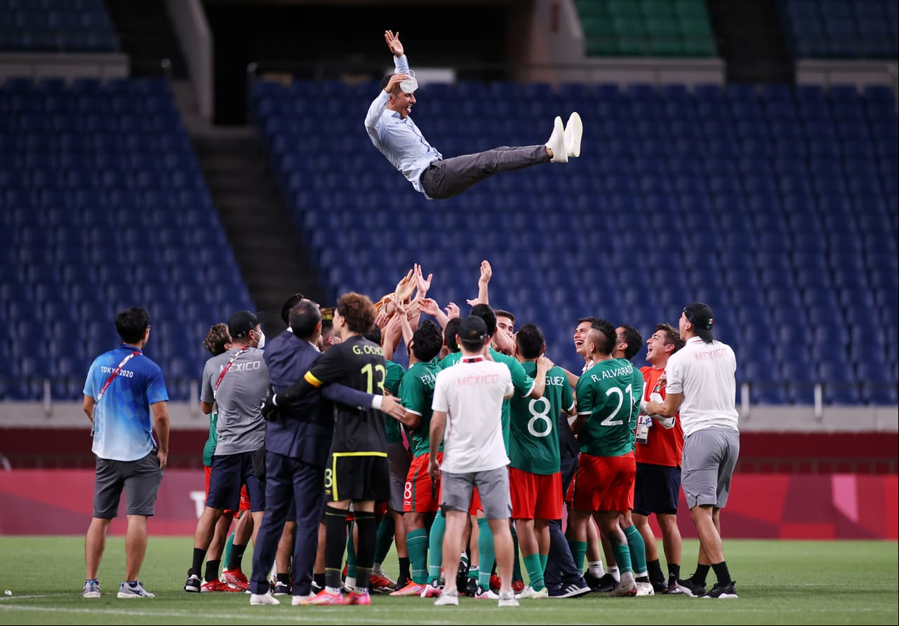El Tri olímpico se subió al podio de Tokyo 2020 luego de vencer con claridad a Japón en el duelo por la medalla de Bronce y gracias a los goles de Sebastián Córdova, Johan Vázquez y Alexis Vega.