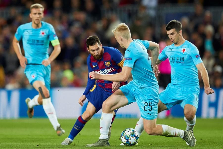 Desborde de Lionel Messi entre dos jugadores que termina con un disparo al travesaño.