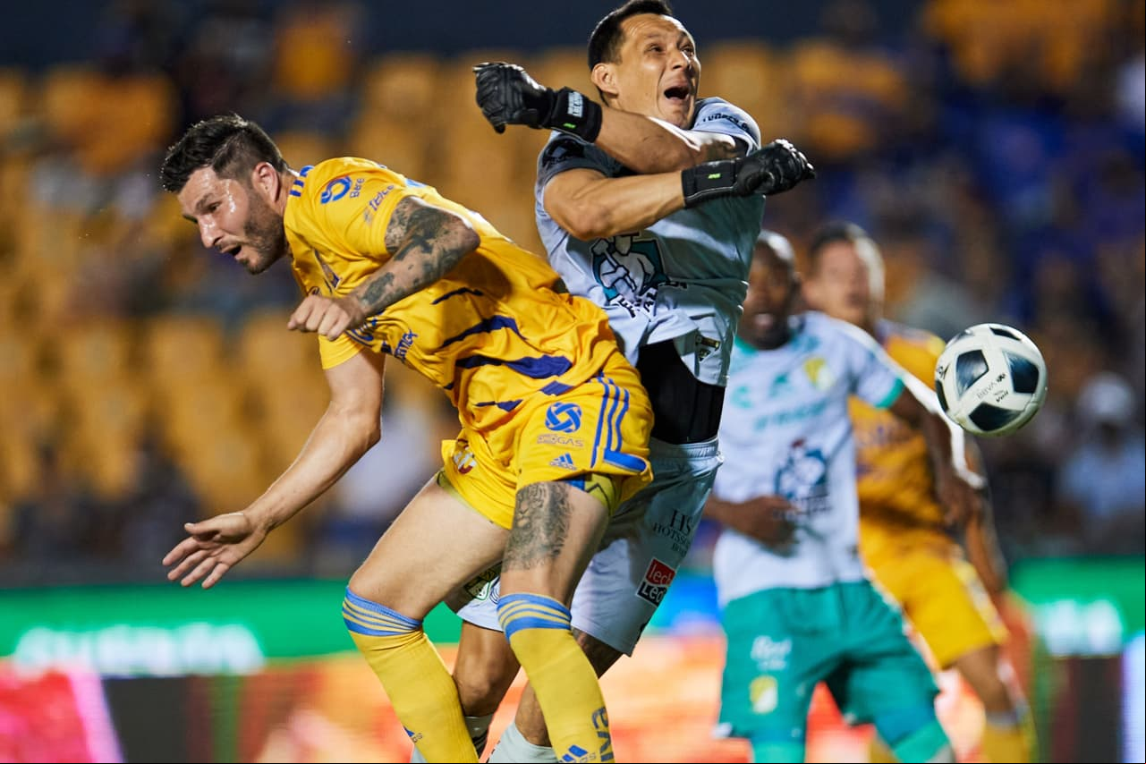 El árbitro marcó un penal al 83' por un choque entre Cota y Gignac, que regresó tras superar su lesión.