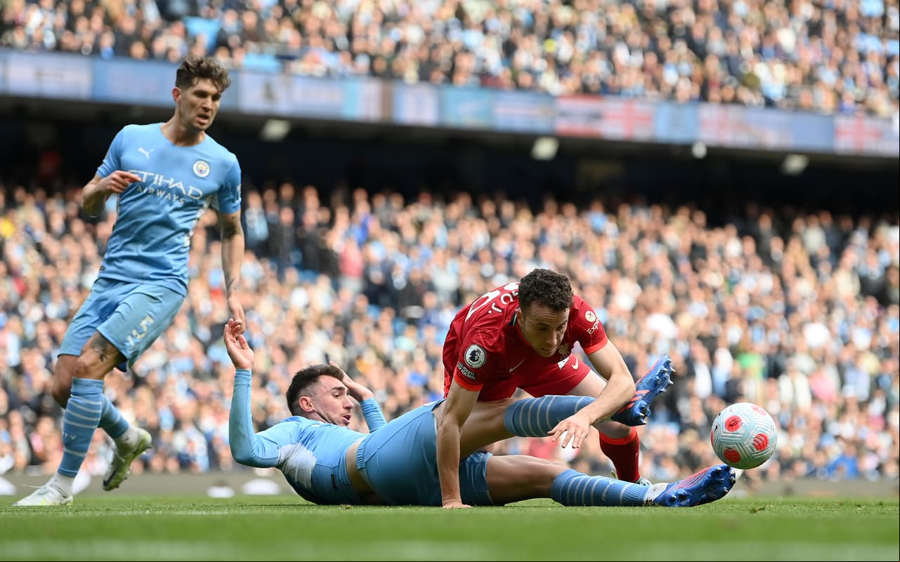 Manchester City y Liverpool dieron un gran partido en Etihad Stadium con un 2-2 final que deja todo igual en la lucha por el título de la Premier League de Inglaterra.