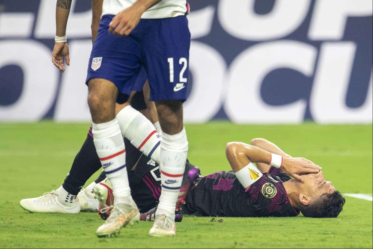 Hector Moreno no pudo acabar el partido por lesión.