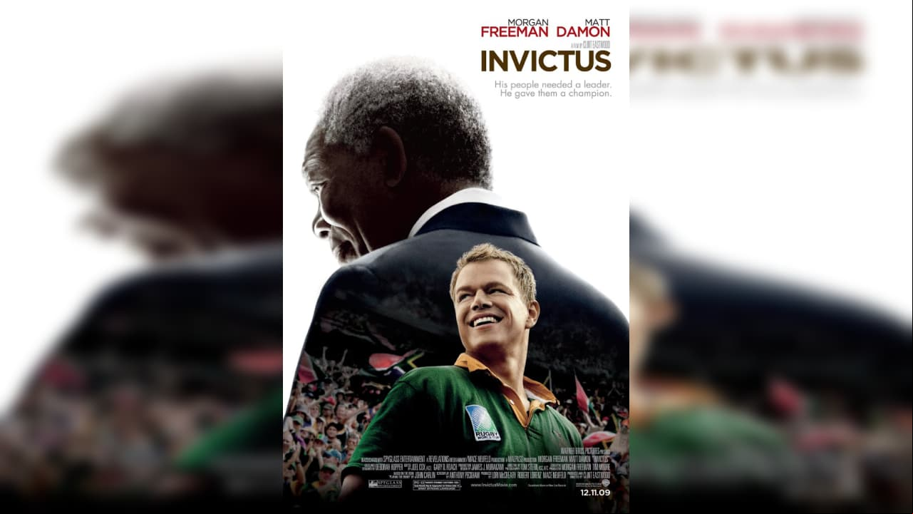 <b>Invictus</b> | Adaptación de un libro de John Carlin (Playing the enemy). En 1990, tras ser puesto en libertad, Nelson Mandela (Morgan Freeman) llega a la Presidencia de su país y decreta la abolición del "Apartheid". Su objetivo era llevar a cabo una política de reconciliación entre la mayoría negra y la minoría blanca. En 1995, la celebración en Sudáfrica de la Copa Mundial de Rugby fue el instrumento utilizado por el líder negro para construir la unidad nacional.