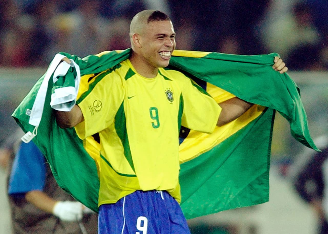 <b>Ronaldo </b>
<br>- 'El Fenómeno' después de conquistar el Mundial de Corea-Japón 2002 se muestra alegre y resaltó aquella vez su peinado solo por encima de la frente, como si una podadora hubiese dejado el trabajo a medias.