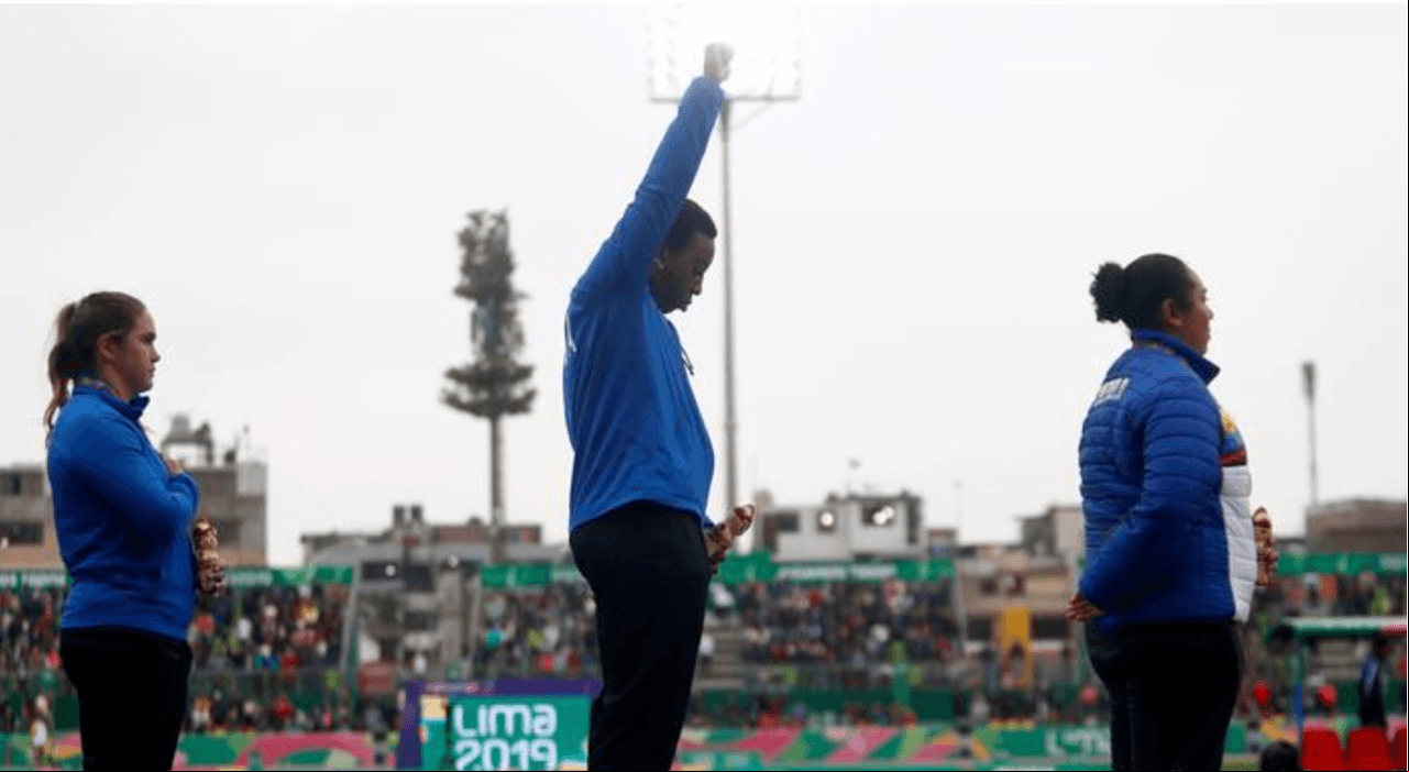 Gwen Berry levantó su puño durante la premiación de los Juegos Panamericanos de Lima 2019, como Tommie Smith lo hizo en 1968 en forma de protesta. AP Photo/ C.Cruz