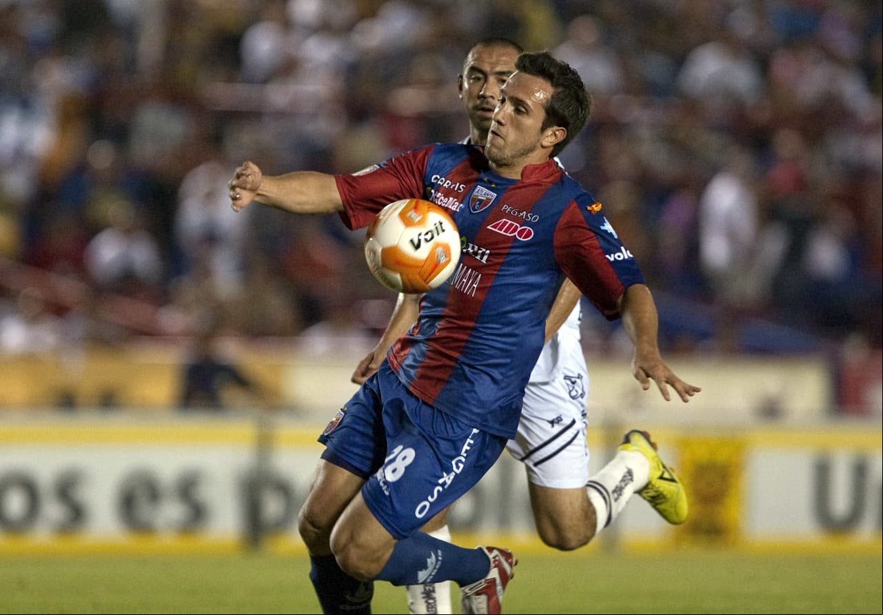 Nacido el 31 de marzo de 1990 en la capital mexicana, Amione debutó el 23 de abril de 2010 en Atlante con gol contra Estudiantes Tecos. El jugador tiene ascendencia libanesa por su padre.