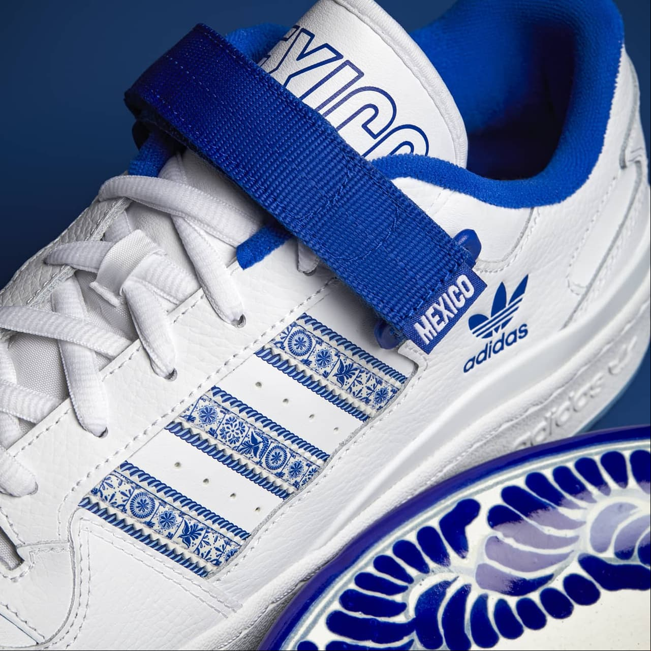 Este tenis es una representación visual de la Talavera en todo su esplendor.