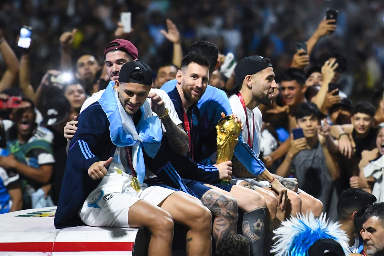 Festejos de la selección argentina en Buenos Aires tras ganar el Mundial Qatar 2022.