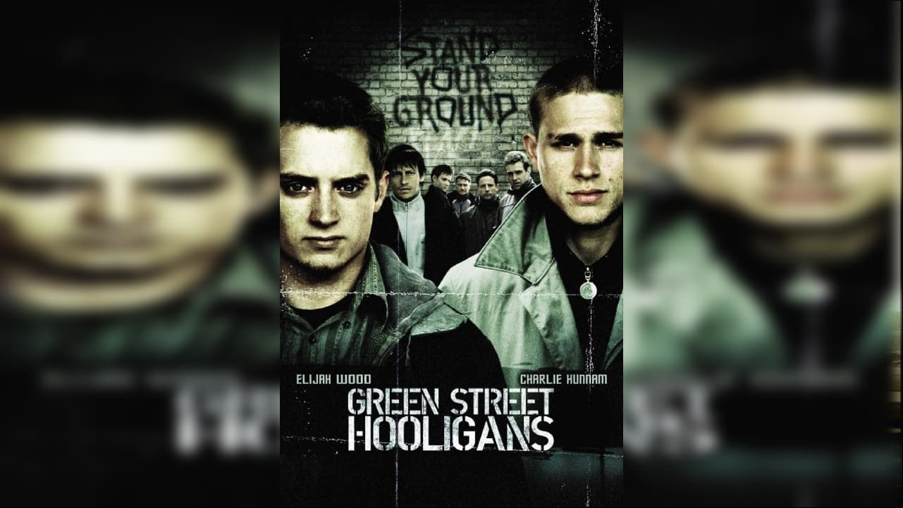 <b>Green Street Hooligans - Hooligans </b>| Un joven erróneamente expulsado de Harvard se muda a Londres, donde se introduce en el violento mundo de los hooligans y las bandas callejeras.