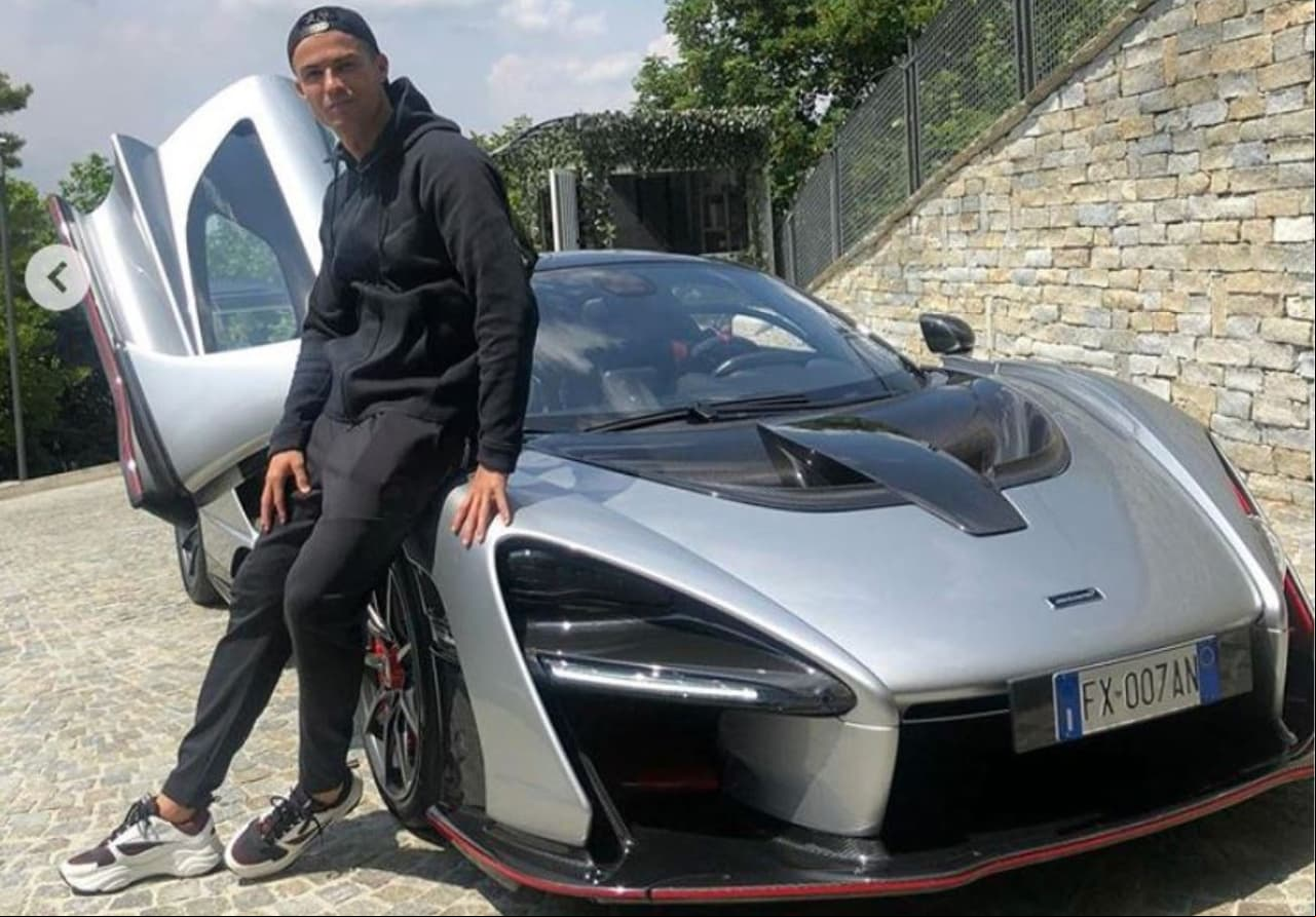 Cristiano Ronaldo amplió su grandiosa colección de autos con uno muy especial: El 
<a href="https://www.univision.com/carros/el-mclaren-senna-es-el-carro-callejero-mas-extremo-en-la-historia-de-la-marca-fotos">McLaren Senna</a>. Este es el vehículo más radical construido por la marca británica que rinde homenaje al que muchos consideran el mejor piloto de F1 de todos los tiempos:
<a href="https://tudn.descargarjuegos.org/_next/image?url=https://st1.uvnimg.com/6b/4b/1ad17879420cb61bc77707fe003a/senna-ronaldo.JPG&w=1280&q=75 1280w