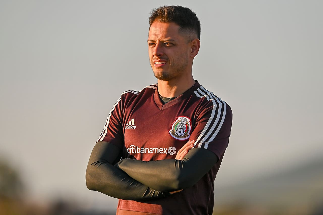 Chicharito en plan relajado durante el entrenamiento. Suma por el momento 105 convocatorias con el Tri.