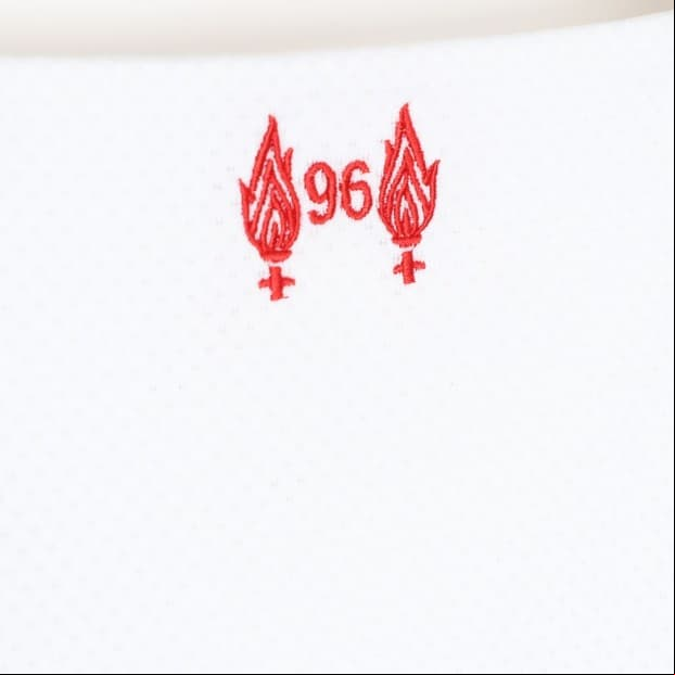 El nuevo campeón de la UEFA Champions League ha dado a conocer su segunda piel para la siguiente temporada en la que no solo tendrá el reto de sostener su corona europea, sino pelear por ganar la Premier. Este kit será blanco con algunos detalles rojos y azules oscuros.