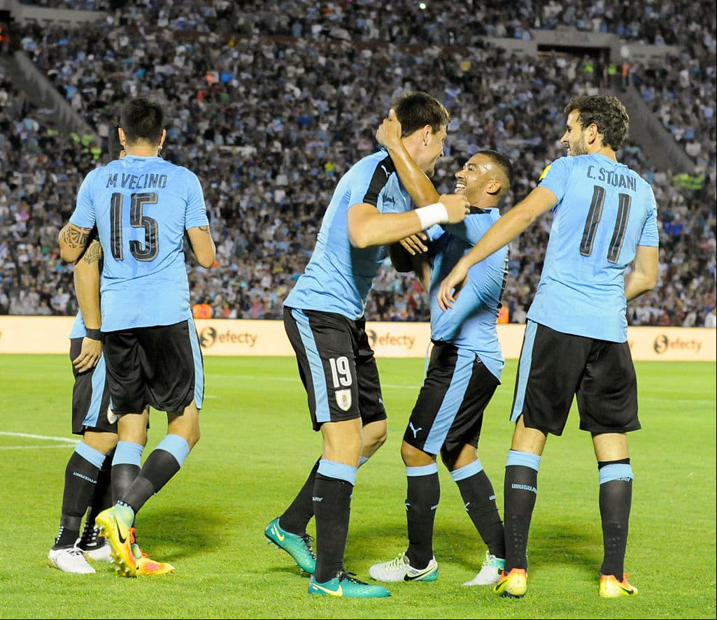 Uruguay festeja uno de los goles que marcó al conjunto de Ecuador.