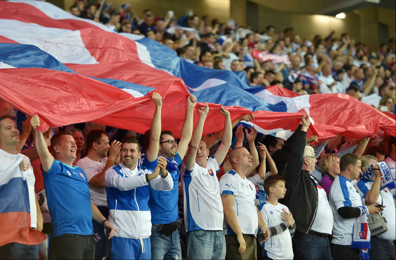 Los eslovacos ondearon esta enorme bandera en la tribuna.