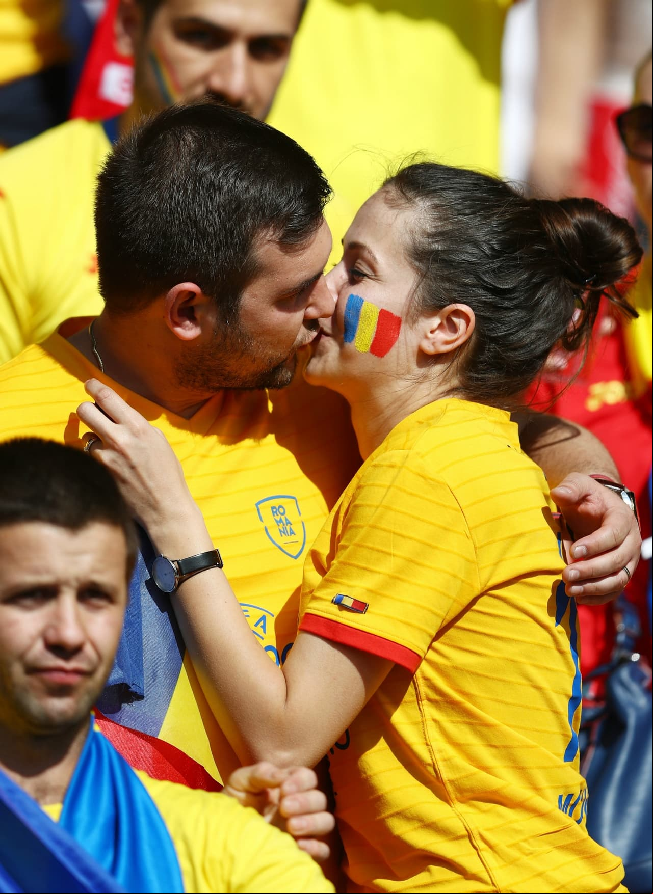 Los besos en la tribuna.