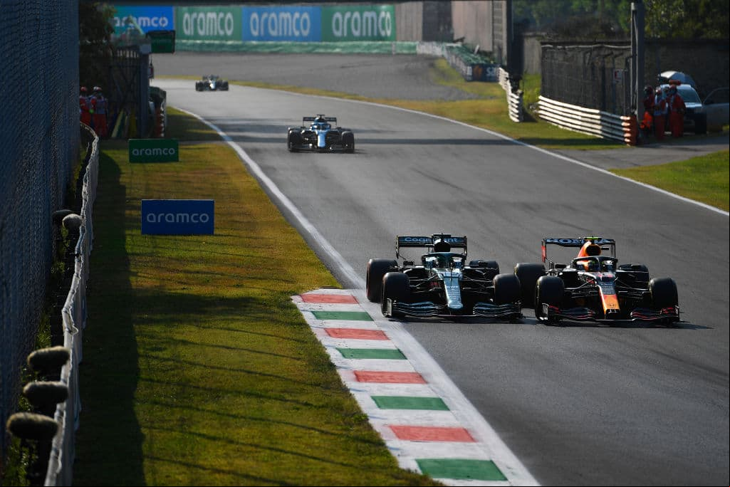 El neerlandés Max Vesrtappen de la escudería Red Bull y líder del Mundial de Fórmula 1, arrebató este sábado la 'pole' al británico Lewis Hamilton en la clasificación esprint del Gran Premio de Monza. En tanto el mexicano Sergio Pérez saldrá en la novena posición.