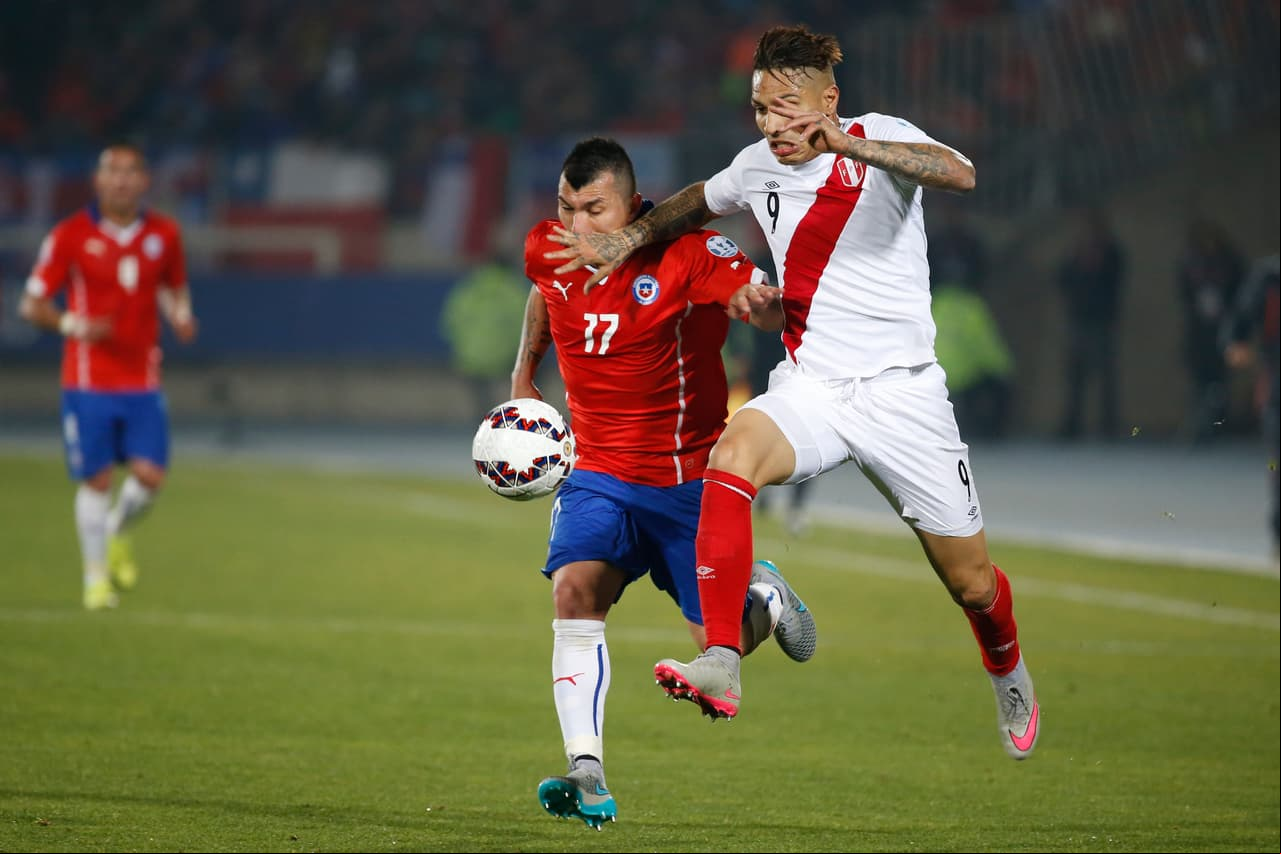 Pese a tener un hombre menos en la cancha, la selección de Perú se hizo dueña del balón por algunos minutos y era peligrosa en el ataque.
