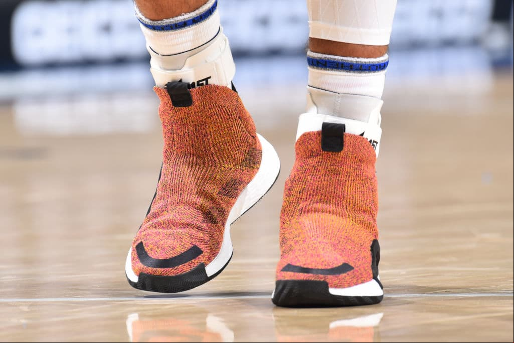 Lo de Trae Young fue una locura, y es que el jugador de los Atlanta Hawks calzó unos tenis a presión, de botín pero sin agujetas y en un tono bastante llamativo, sin mezcla de colores. ¿Qué opinan?