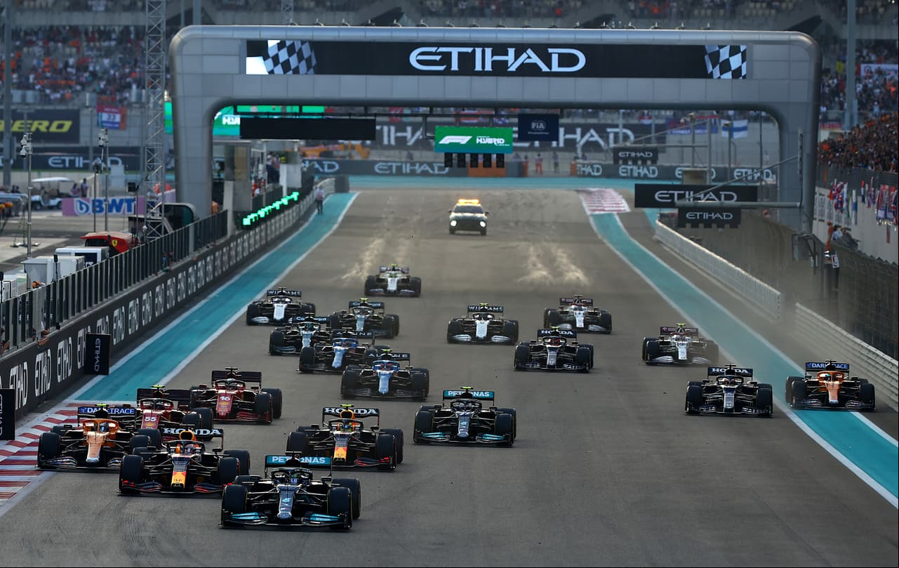 Max Verstappen es campeón del mundo y se corona en el Gran Premio de Abu Dhabi tras vencer a Lewis Hamilton en la última vuelta del Circuito Yas Marina. Carlos Sainz de Ferrari se quedó con la tercera posición y el mexicano 'Checo' Pérez quedó fuera de la carrera.