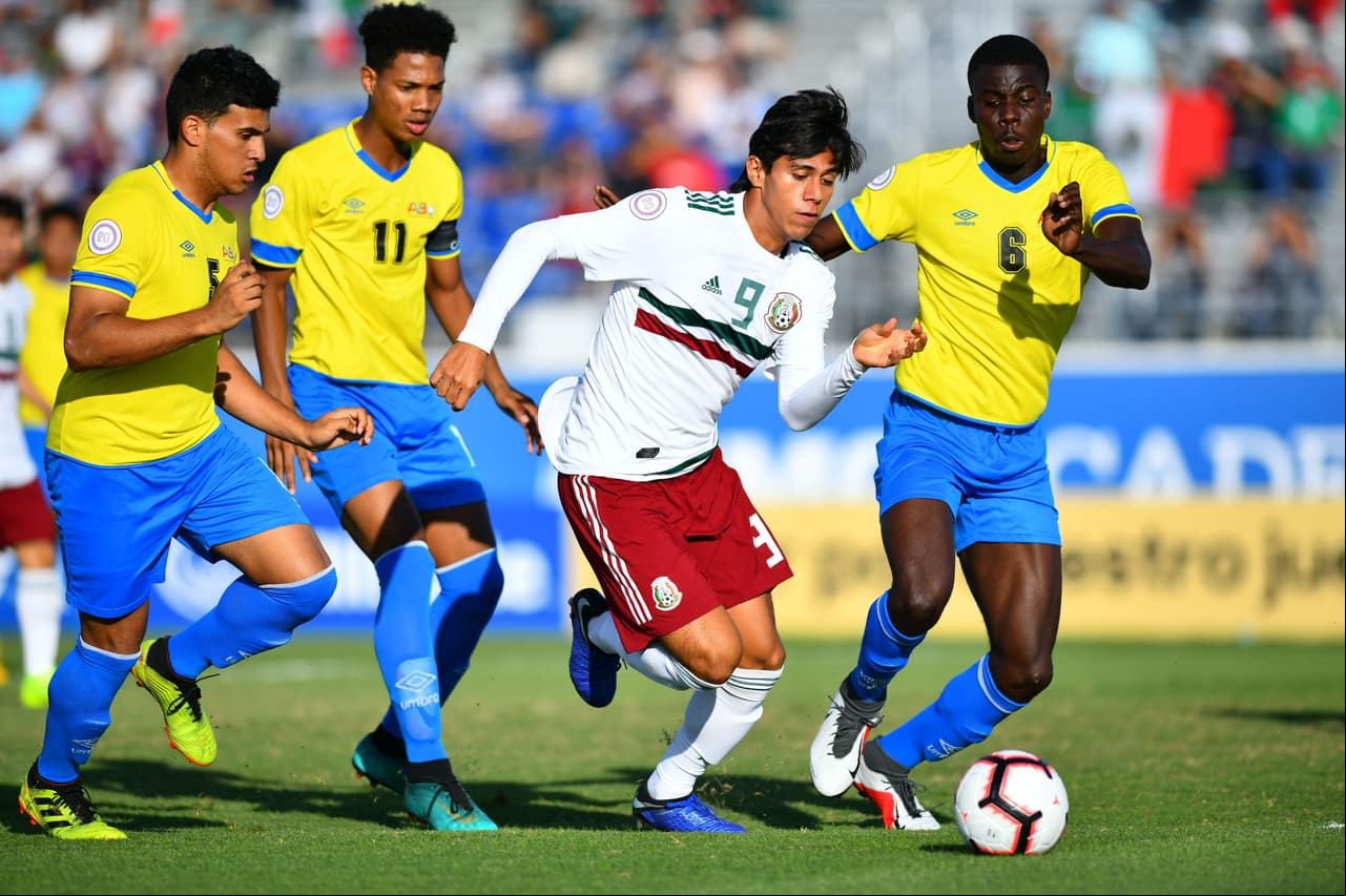 Aruba no fue rival de nivel para México, que abrió el marcador gracias a José Macías con dos rápidos goles a los minutos 11 y 14 del primer tiempo.