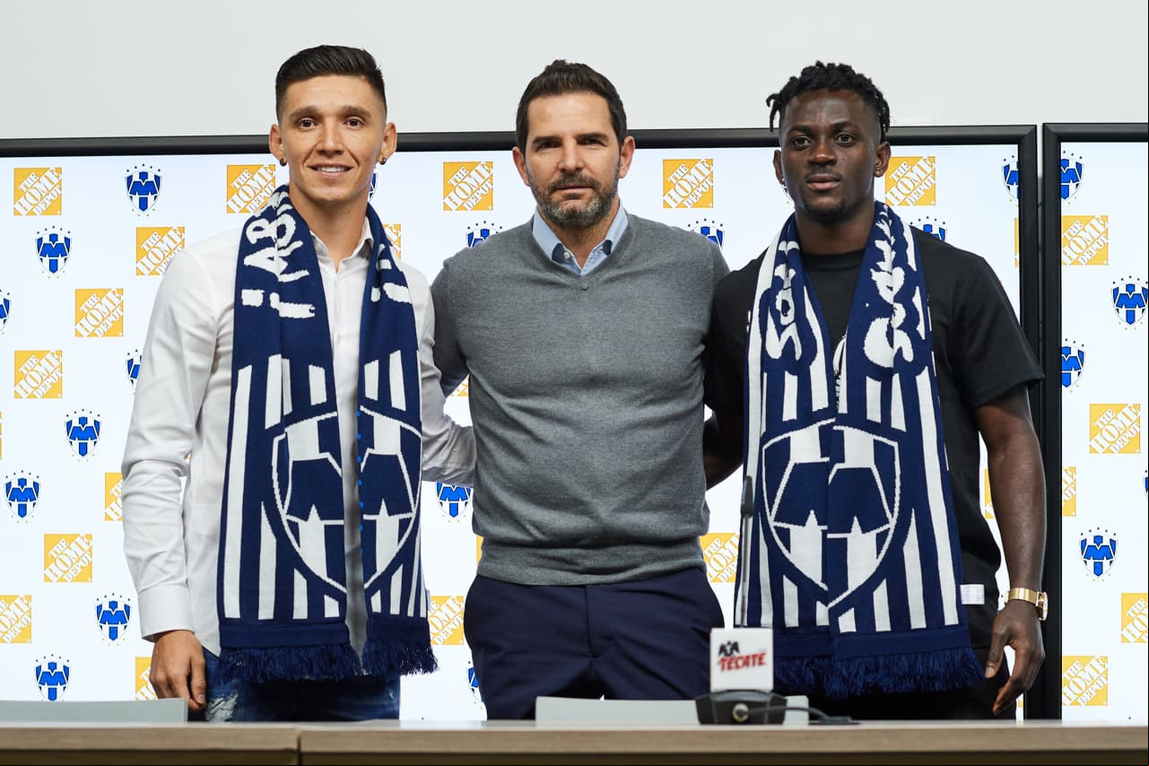Duilio Davino posa con los dos jugadores que acaba de contratar.
