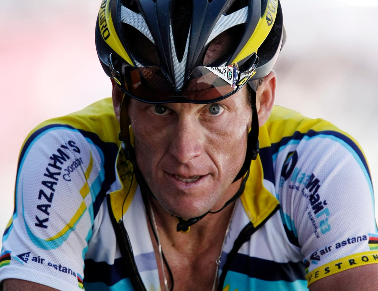 <b>La abrupta caída de un héroe nacional: Lance Armstrong ite que usó esteroides y es despojado de sus títulos (2012)</b>
<br>
<br>El ciclista estadounidense Lance Armstrong ganó siete títulos seguidos del Tour de Francia, de 1999 a 2005. Sus victorias lo convirtieron en una referencia del deporte estadounidense y el hecho de que lo hizo tras superar un cáncer de testículo -uno de los más mortales- le valió aún más elogios. 
<br>
<br>El exigente Tour de Francia siempre ha estado en la mira de las autoridades antidopaje y muchos se habían preguntado si el espectacular rendimiento de Armstrong era legítimo.
<br>
<br>Floyd Landis, un excompañero de equipo de Armstrong que había itido que usaba sustancias prohibidas, declaró en 2010 que Armstrong también lo hacía. En 2012 la Agencia Antidopaje de Estados Unidos publicó un informe donde explicaba que Armstrong era parte del "programa de dopaje más sofisticado, profesionalizado y exitoso que se haya visto en el deporte" y el ciclista tuvo que regresar sus siete títulos del Tour de Francia. 
<br>
<br>En enero de 2013, Armstrong le confirmó a Oprah Winfrey en su programa de televisión que el plan para usar sustancias prohibidas establecido por su equipo era real.
<br>