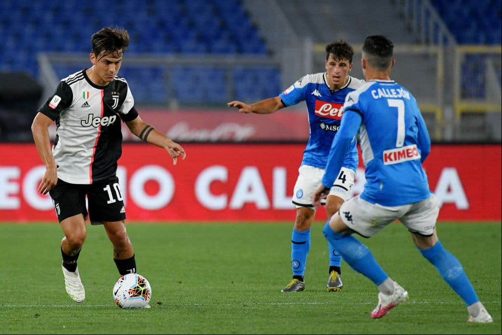 El habilidoso Paulo Dybala gambetea a los incrédulos Diego Demme y José Maria Callejón.