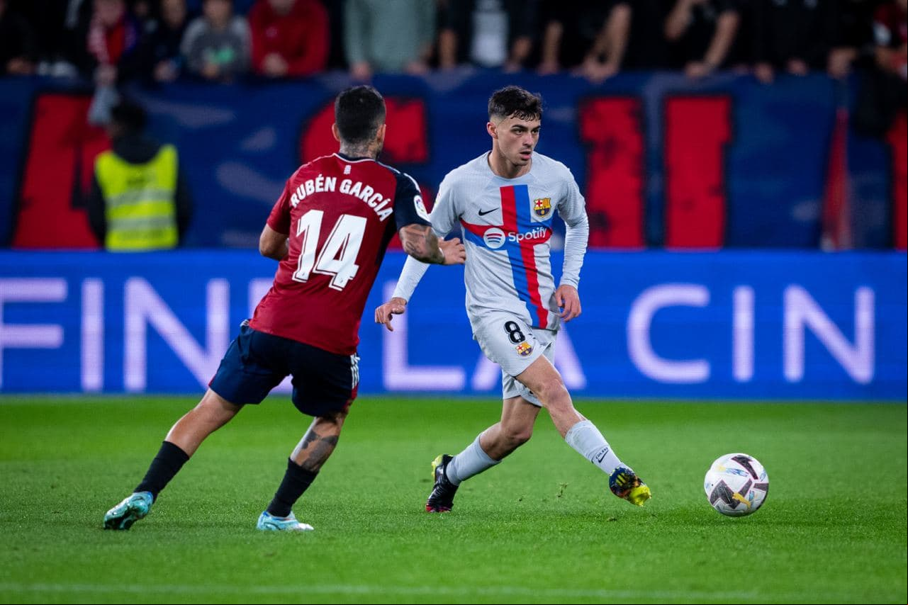 El Barcelona venció 1-2 al Osasuna en El Sadar durante la Jornada 14 de LaLiga de España en un partido que tuvo las expulsiónes de Lewandowski y de Piqué y los goles de Pedri y Rapinha; por los locales marcó David García