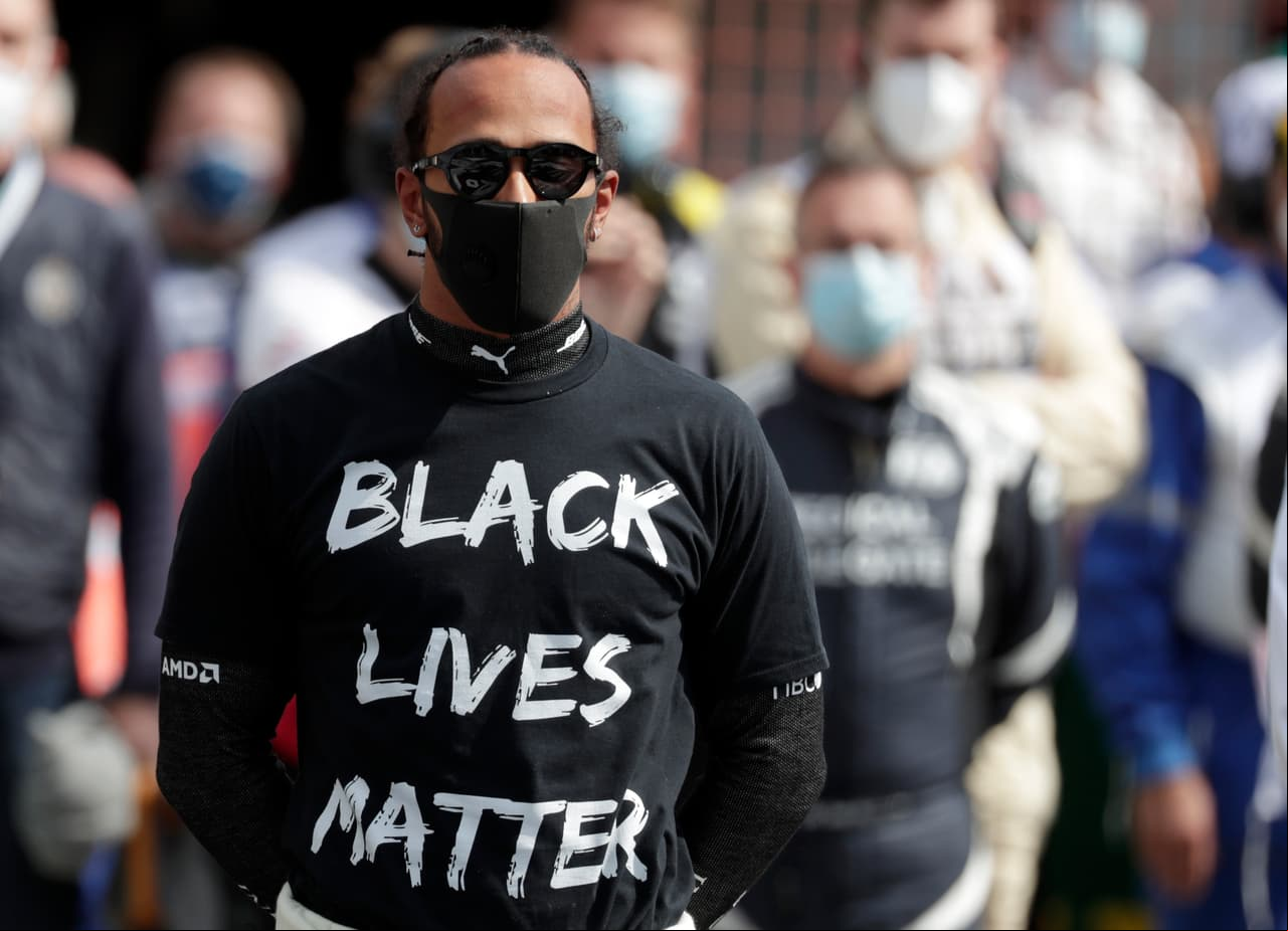 Lewis Hamilton apoyando el movimiento Black Lives Matter.