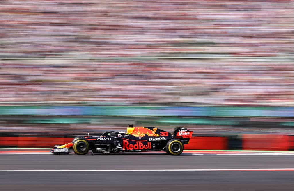 En la primer práctica, Bottas se llevó el primer lugar con 1:18.341, seguido de su compañero Lewis Hamilton (1:18.417) y Max Verstappen (1:18.464). Para la segunda práctica, las cosas camnbiaron un poco, El neerlandés Max Verstappen fue el más rápido con un tiempo de 1:17.301, mientras que Bottas lo persiguió con 1:17.725, Hamilton fue tercero con 1:17.810 y ‘Checo’ Pérez repitió la cuarta posición superando su tiempo de las primeras prácticas con 1:17.871.