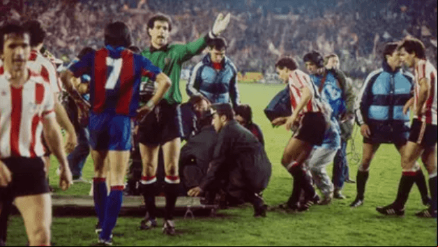 Uno de los suplentes, Sola, bajó a la cancha para enfrentar a Maradona y el 10 lo noqueó con un golpe a la mandíbula. Estuvo 15 minutos conmocionado y se llevó cinco puntos en el labio inferior.