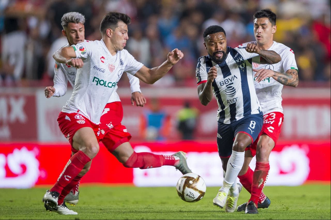 Rayados no arriesgaba y acumulaba poca gente en zona de ataque, su principal objetivo era mantener solidez defensiva.
