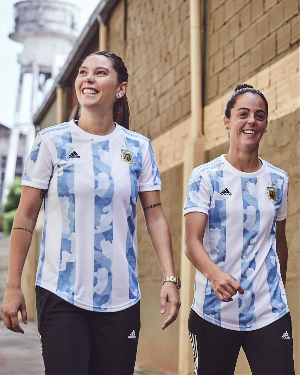 Adidas apostó por un camuflaje dentro de las barras albicelestes que ha dividido opiniones de sus hinchas.