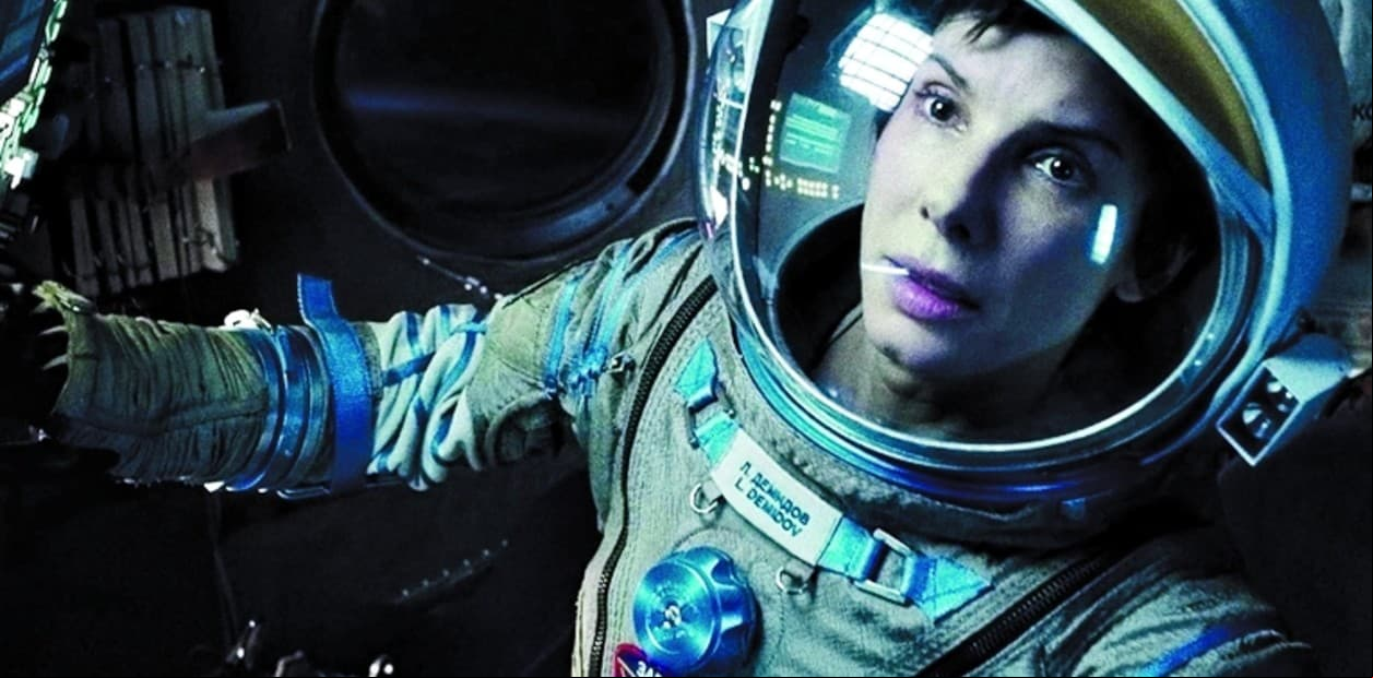 La doctora Ryan Stone esta en su primera misión en un transbordador n el veterano astronauta Matt Kowalsky.