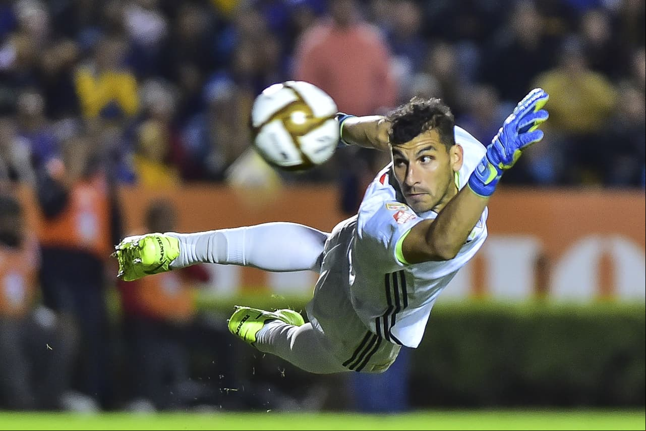 Lance para la foto de Nahuel Guzmán, el balón se va desviado de su marco.