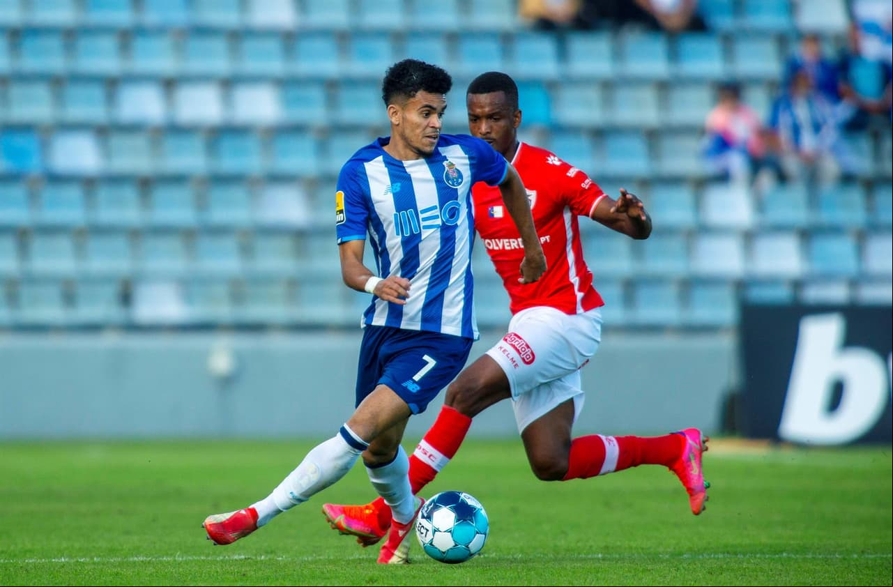 Porto golea a Santa Clara 3-0 con anotaciones de Sergio Oliveira (42') y doblete de Luis Fernando Díaz (46', 77'). El mexicano Jesús 'Tecatito' Corona fue convocado pero vio el partido desde la banca.