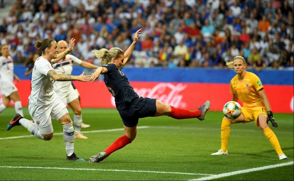 Aquí Amandine Henry con una ocasión que no pudo concretar pero las mejores oportunidades estaban generándolas las Bleus.