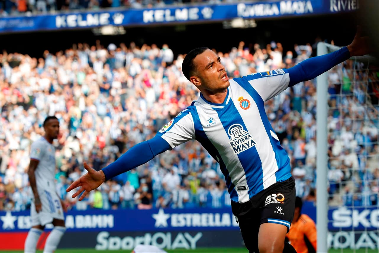 El Espanyol se impone ante el Real Madrid con marcador de 2-1 en la octava jornada de La Liga. Raúl de Tomás abrió el marcador al 17’, seguido de Axel Vidal en el minuto 60’, sin embargo Karim Benzemá se encargó de darle el único tanto al club merengue al 71’.