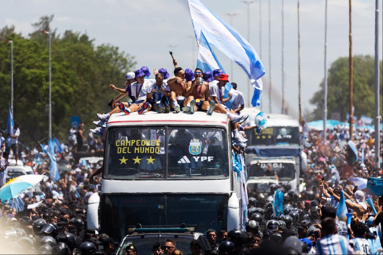 Festejos de la selección argentina en Buenos Aires tras ganar el Mundial Qatar 2022.