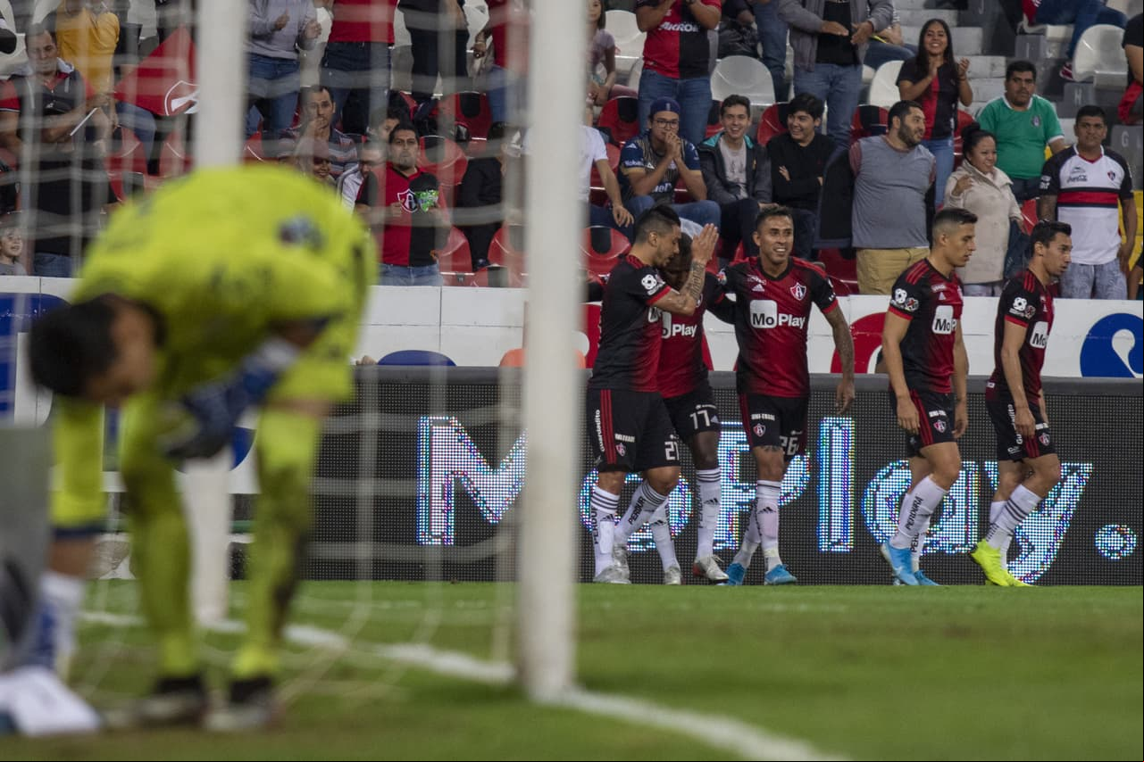 Con goles de Juan Castro al minuto 61 y Nicolas Ibañes al 90+3, el Atlético san Luis gana y pone en problemas al Atlas.