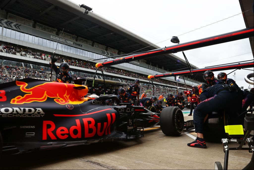 Lewis Hamilton se lleva el Gran Premio de Rusia tras una carrera muy caótica que tuvo muchos altibajos y así el piloto británico suma su victoria número 100. Max Verstappen de Red Bull quedó segundo y Carlos Sainz llegó en la tercera posición. El mexicano Sergio Pérez tras ocupar la primera posición de la carrera, cayó hasta el noveno lugar en la Formula 1.