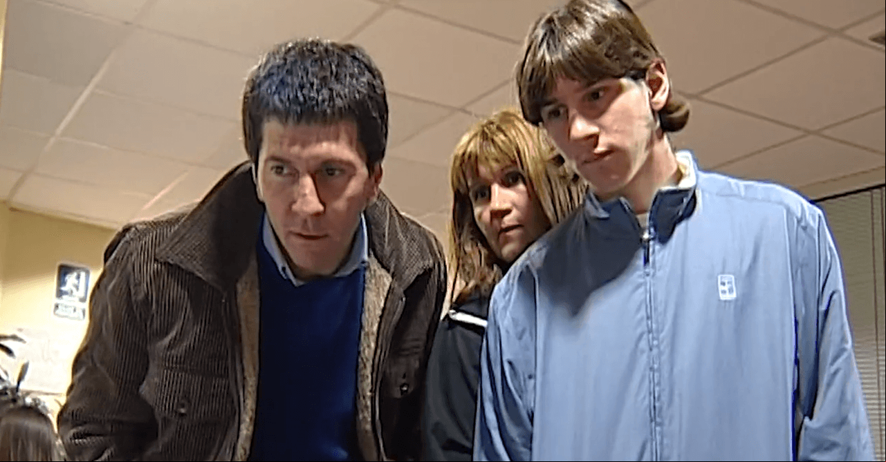 Lionel Messi está acompañado por sus padres y analiza su debut con el primer equipo del FC Barcelona en 2003 como parte de la inauguración del Estádio do Dragao del FC Porto.
