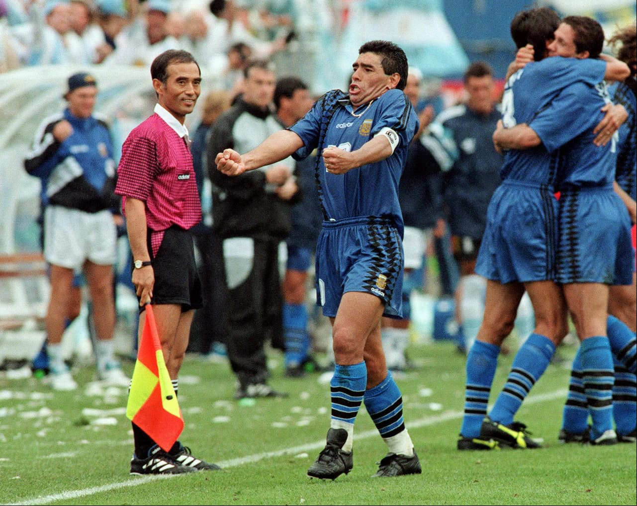 Maradona pasaría por Sevilla (1992/93) y Newells Old Boys (1993) sin mucho éxito antes de volver a jugar con la Selección de Argentina. El equipo albiceleste lo convocó para sus partidos de repechaje para Estados Unidos-94 y el '10' estuvo en ese Mundial, en el que cayeron en octavos de final 3-2 contra Rumania.