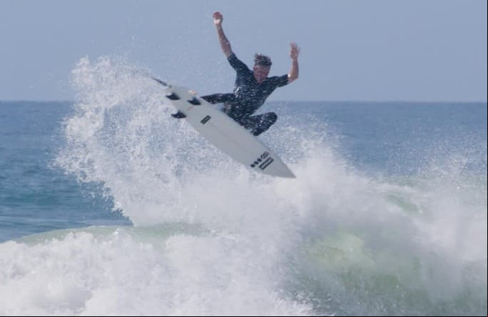 La pierna de un surfista apareció en una playa tras el ataque de un tiburón blanco. Ahora los médicos luchan por reimplantársela