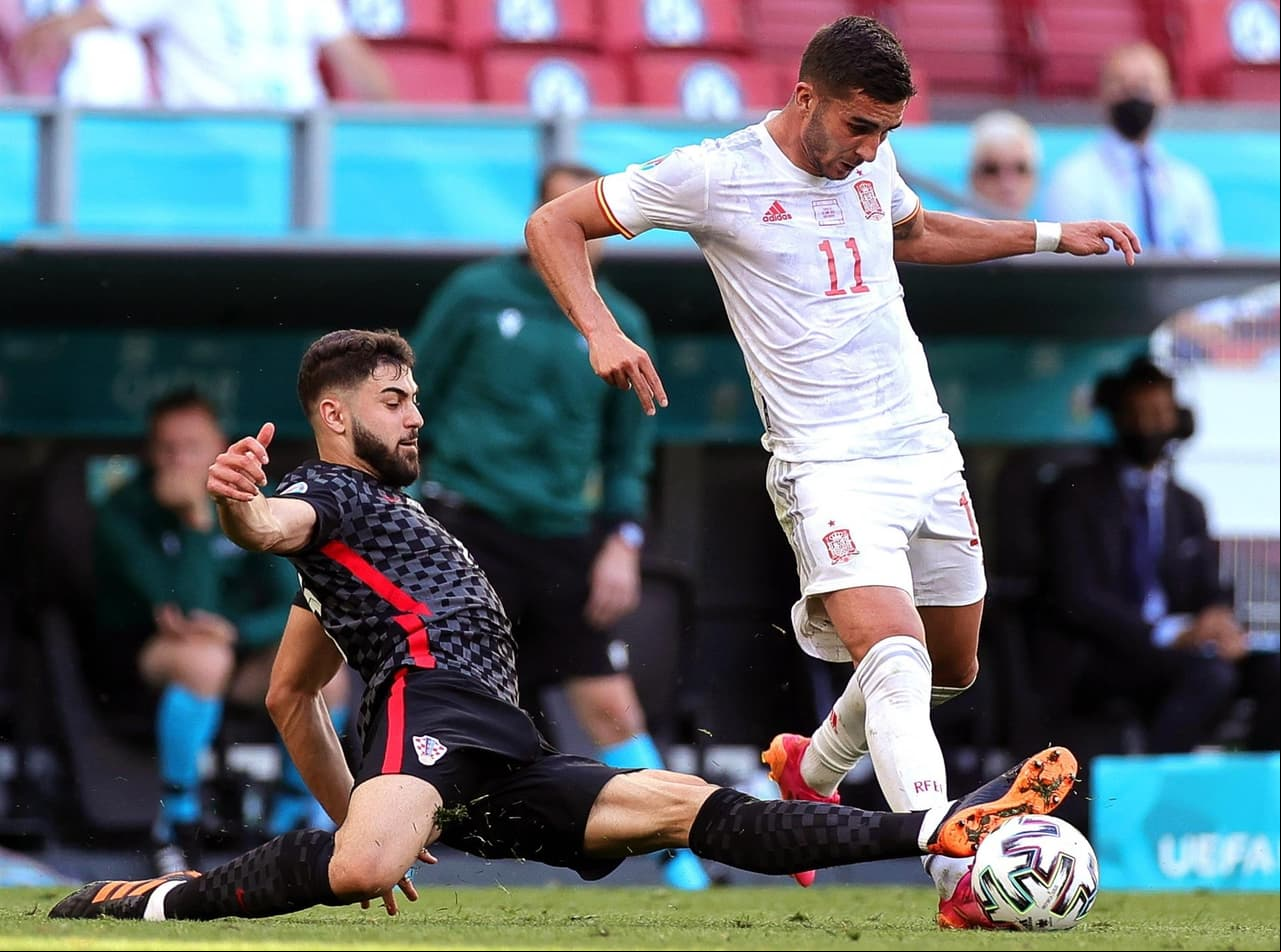 Croacia ganaba el partido con autogol de Pedri, pero España remontó con anotaciones de Sarabia (38’) y Azpilicueta (57’). Fueron Orsic (85’) y Pasalic (92’) en los últimos minutos, que no dejaron a la escuadra de Luis Enrique se llevara el juego. Morata y Oyarzabal, en tiempo extra, le dan la victoria a España y el pase a Cuartos en la Euro 2020.