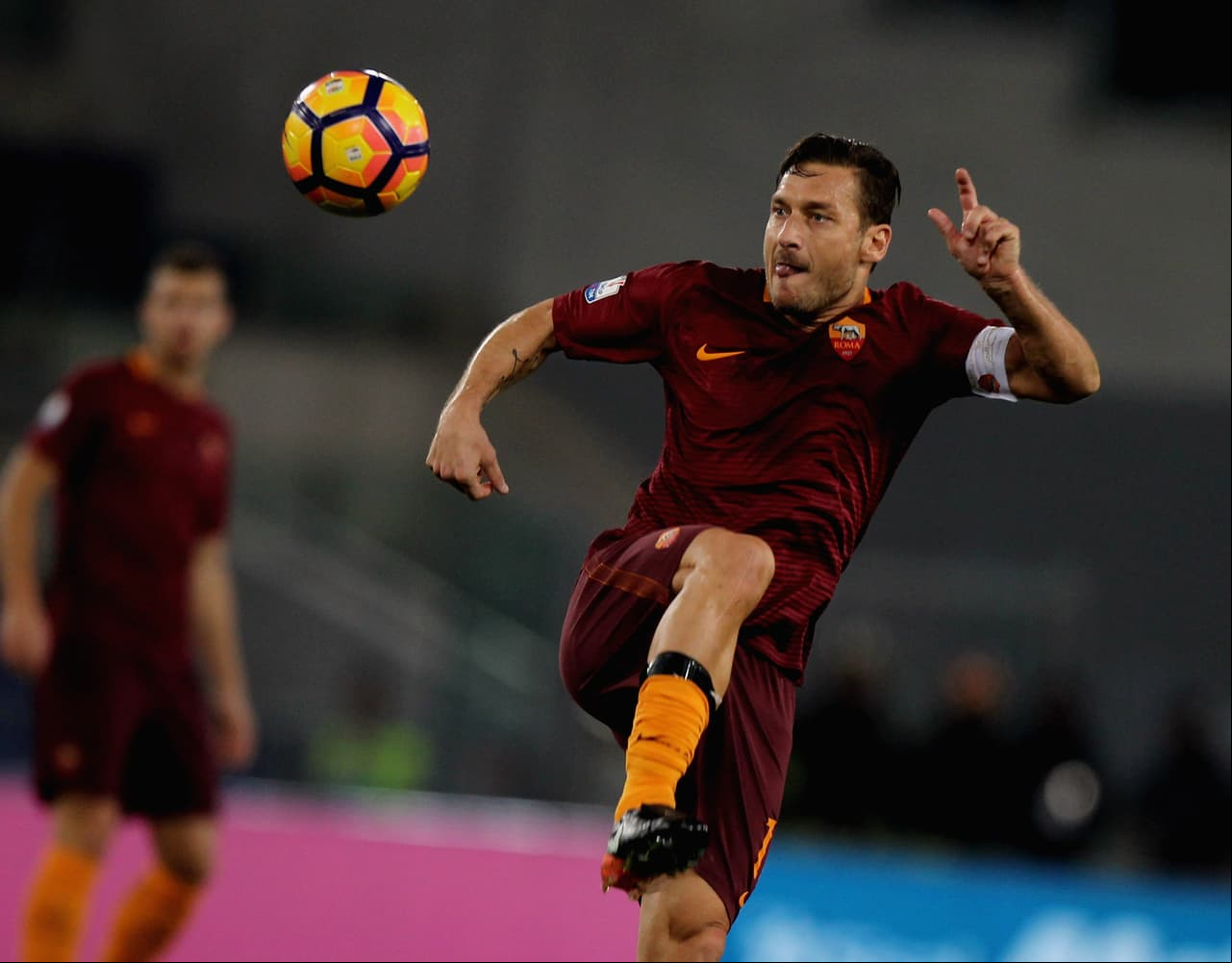 Totti, que firmará como directivo del club, obtuvo un título de Serie A en el año 2000, además de dos Copas de Italia y dos Supercopas de Italia, siendo una leyenda para el equipo.